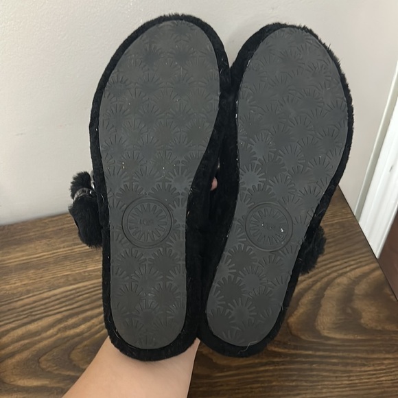 Ugg Fuzz Yeah Black Sandals - Picture 6 of 7